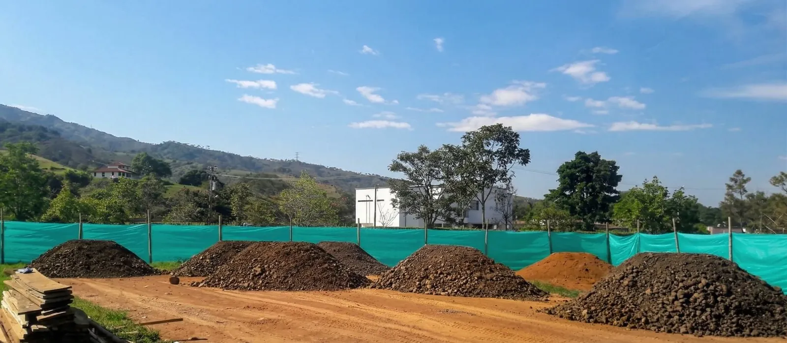 Maquinaria pesada en proyecto de urbanismo a gran escala